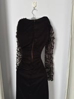 فستان سهرة بني شوكولاتة مخمل بكورسيه وكم دانتيل