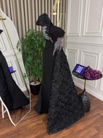 فستان سهرة سواريه أسود بكتف واحد مع تفاصيل ورود فا...