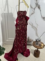 فستان سهرة بورغندي مطرّز بالكريستال