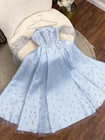 فستان سهرة سماوي راقٍ بتطريز فاخر وأكمام تول شفافة