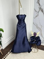 فستان سهرة كحلي بكورسيه وأكمام منفوشة فاخرة