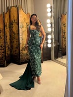 فستان سهرة أخضر بتطريز لامع وذيل ملكي