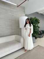 فستان "أورورا" أبيض طويل بكاب علوي وقصة ملكية