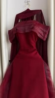 فستان سهرة أحمر ملكي أوف شولدر بتصميم فاخر
