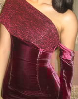 فستان سهرة مخملي عنابي كتف واحد بكم منفصل