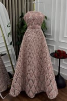 فستان سهرة وردي مطرز بدون أكمام بتصميم ملكية