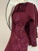 فستان سهره خمري مطرّز بالورود الفاخرة بتصميم ملكي