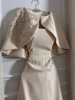 فستان كريمي راقٍ مع كاب مطرز بالكريستال