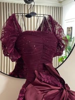 فستان سهرة خمري أوف شولدر بشق جانبي وتصميم ورود فا...