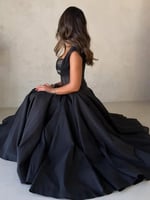 فستان سهرة أسود بتصميم أنيق وقصة جذابة