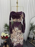 فستان سهرة بنفسجي بنقشة فنية وأكمام منسدلة