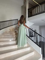 فستان سهرة أخضر فاتح راقي لإطلالة ملكية