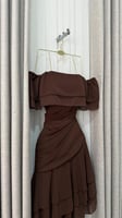 فستان أوف شولدر بني بطبقات انسيابية أنيقة
