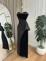 فستان سهرة أسود مخملي بلمسة عصرية