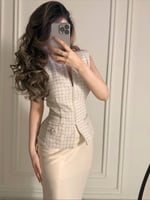 فستان بيج أنيق بقصة راقية وتفصيل عصري