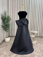 فستان أسود ملكي بفيونكة جانبية فاخرة