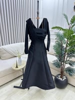 فستان أسود ميدي بأكمام طويلة وتصميم فاخر