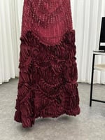 فستان عنابي مرصع بدون أكمام تطريز فاخر وقصة ضيقة أ...