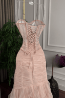 فستان سهرة كورسيه وردي بطبقات تول فاخرة