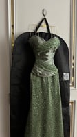 فستان سهرة أخضر مطرز بالترتر اللامع