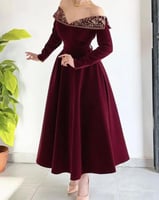 فستان مخملي عنّابي مطرّز بتصميم ملكي راقٍ