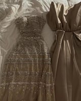 فستان سهرة ذهبي بدون أكتاف مطرز بالكامل بترتر وكري...