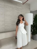 فستان "كاميليا" ميدي أبيض بقصة بليزر وتنورة بليسيه