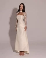 فستان أوف وايت راقٍ بدانتيل ملكي ناعم