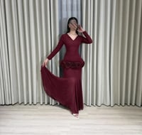 فستان خمري غامق بقصة أنثوية فاخرة