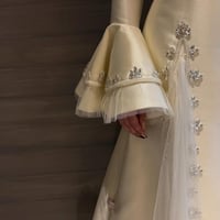 فستان عاجي بتفاصيل تطريز ناعمة