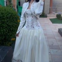 فستان أبيض بنقوش أزهار ناعمة وجاكيت قصير