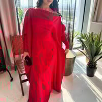 جلابية سهرة حمراء بتصميم أنيق