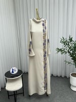 جلابية بيج فاخرة بتطريز يدوي أزرق وذهبي