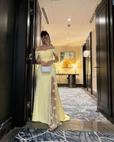 فستان سهرة أصفر بتصميم أنيق مع شق أمامي وتطريز ناع...