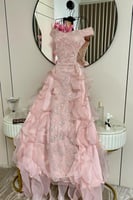 فستان سهرة وردي بطبقات شيفون ولمعة فاخرة