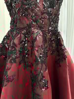 فستان سهرة بورغندي مطرز بالدانتيل الأسود