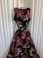 فستان أسود بنقشة ورود حمراء وقصة راقية