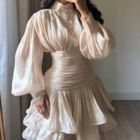 فستان بيج فاخر بأكمام منفوخة وقصة أنثوية