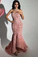 فستان وردي فاخر مطرز لإطلالة ملكية