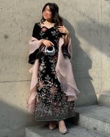 جلابية سوداء مطرزة مع شال أنيق