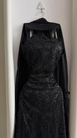 فستان أسود ملكي مطرّز بالكامل بتصميم فاخر