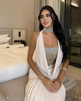 فستان سهرة أوف وايت بلمسة كريستال لامعة