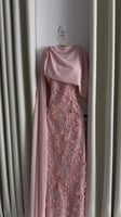 فستان وردي مطرّز بكاب شيفون فاخر بتفاصيل ثلاثية ال...