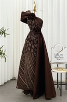 فستان سهرة بني فاخر بتفاصيل ملكية تخطف الأنظار