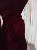 فستان عنّابي مخملي بوردة جانبية فاخرة