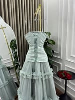 فستان سهرة سماوي تول مطرز بطبقات ناعمة