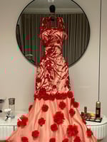 فستان سهرة أحمر مطرز بذيل ملكي وزهور بارزة