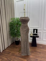 فستان سهرة بني لامع بتصميم مجعّد أنيق