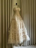 فستان سهرة أوف وايت بتصميم تول متدرج – إطلالة ملكي...