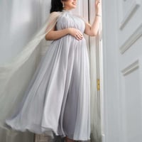 فستان سهرة رمادي شيفون راقي مع كاب شفاف طويل